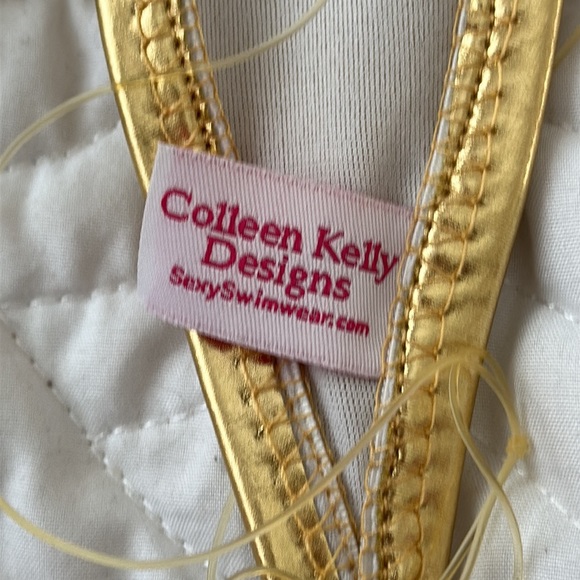 Colleen Kelly, sexy teeny-weeny bikini in gold-just covering up barely anything - Picture 5 of 6